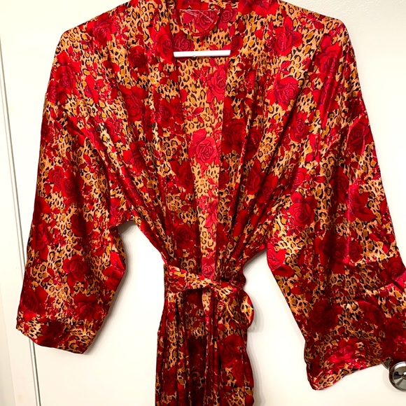 I am selling a polyester robe. - Picture 1 of 2